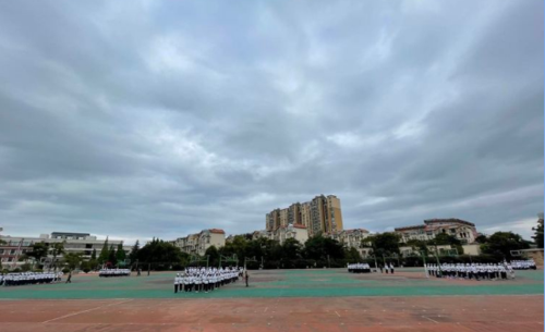 雨中军旗展,军营号令扬
